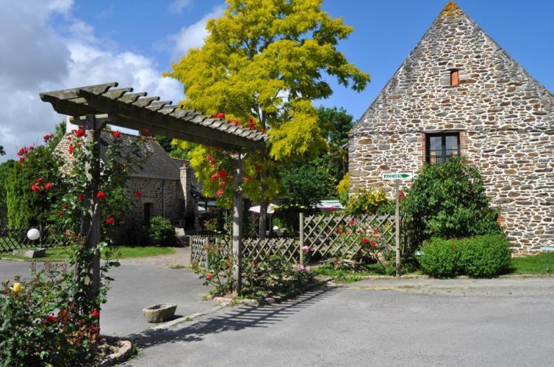 L'Auberge De La Porte Saint-Jouan-des-Guérets Exterior foto